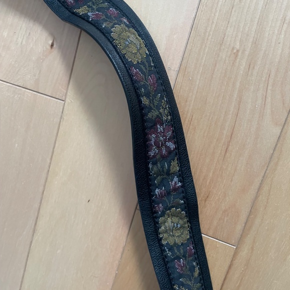 Black leather bag with flowers on the strap - Picture 2 of 3